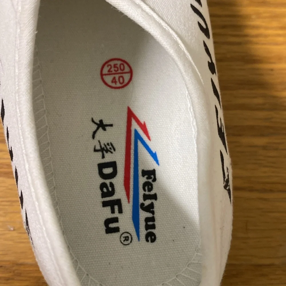 Felyue DaFa White Sneakers Size 40 men’s size Is 7 women’s size is 9 NWT